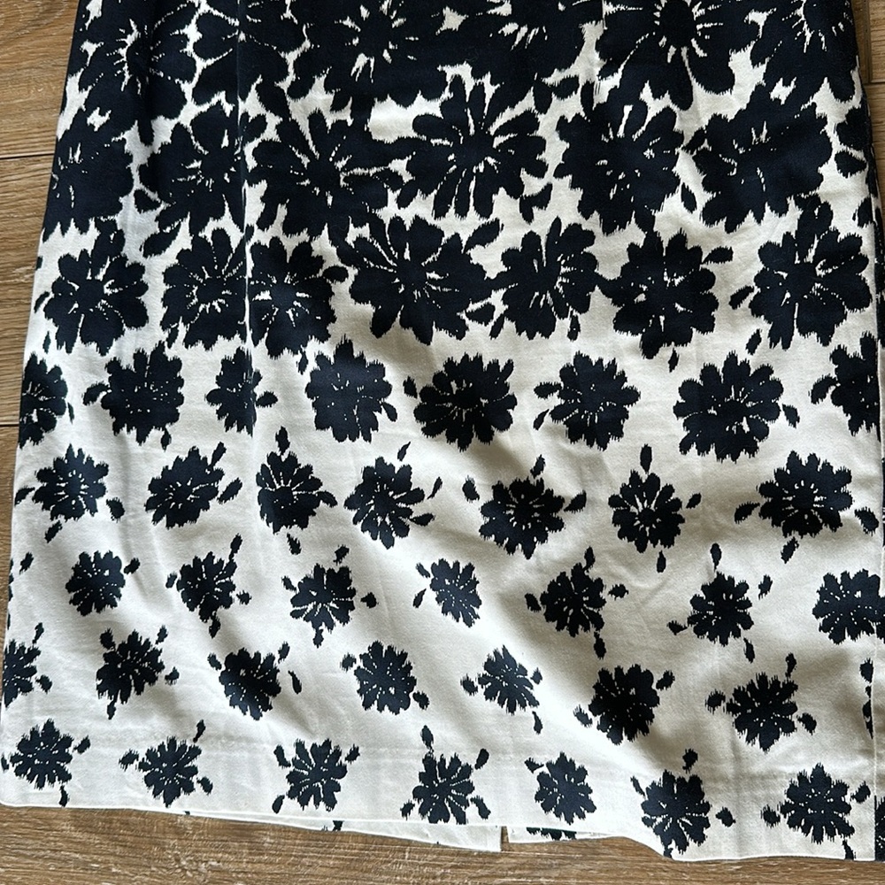 Ann Taylor Beautiful Navy and Ivory V Neck Dress Size 2 - Picture 4 of 4